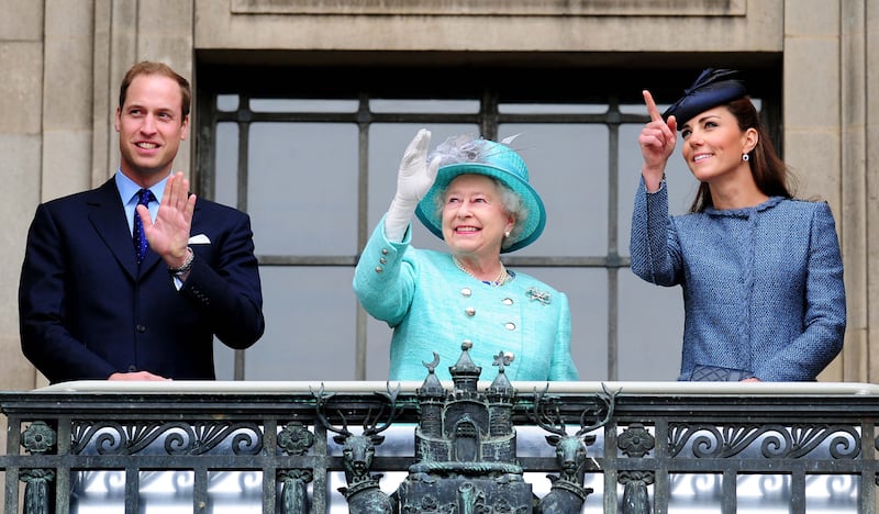 queen-elizabeth-ii-2000-3_l0sqxx