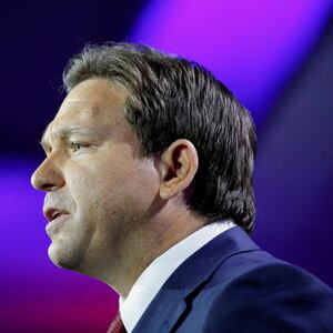 2023-02-10T110026Z_679947475_RC2XHX9W8Q3L_RTRMADP_3_USA-ELECTION-DESANTIS_cjw6yo
