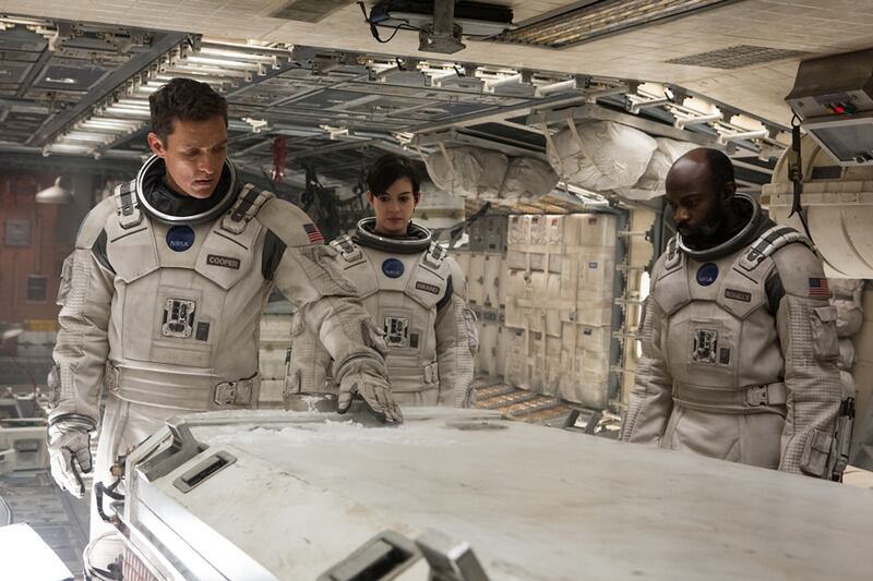 Matthew McConaughey, Anne Hathaway, and David Gyasi.
