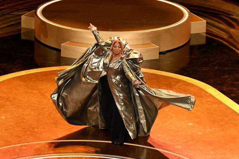 Queen Latifah performing "Ease on Down the Road"