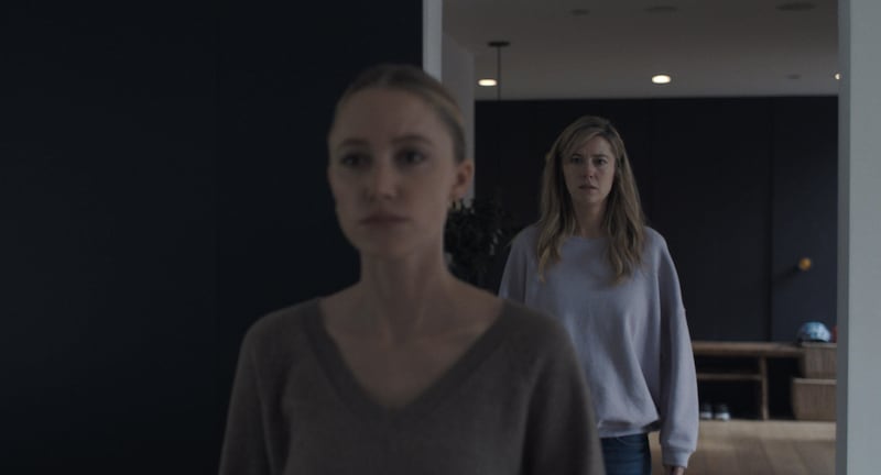 (L-R) Maika Monroe as Polly Murphy and Mary Elizabeth Winstead as Caitlin Morales in The Hand That Rocks the Cradle.