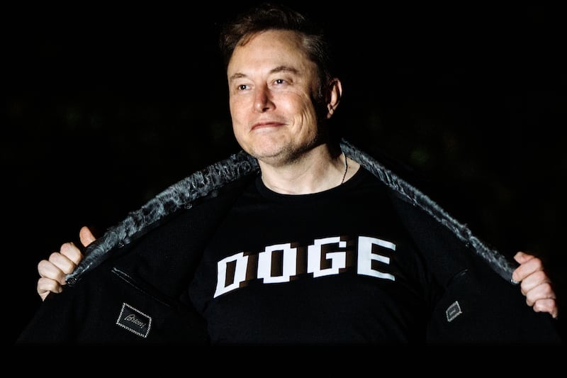Elon Musk walks to the White House