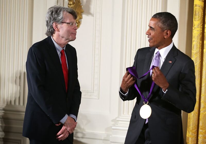 President Barack Obama (R) presents the 2014 National Medal of Arts to Stephen King (L)