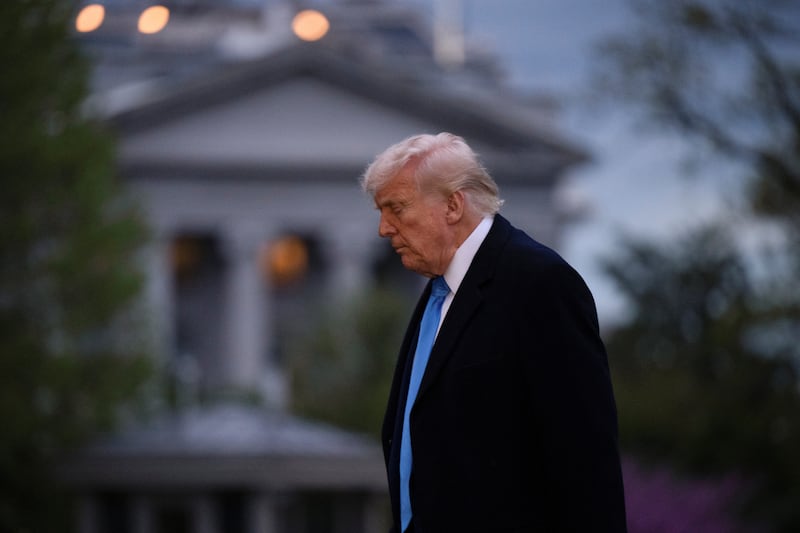 Several economic experts say that the economy is doing poorly.