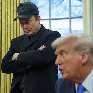 Musk stands over Trump in the Oval Office