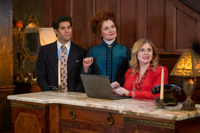 “Isaac’s Wedding” – Isaac’s wedding day jitters are exacerbated by the arrival of a surprise guest, on the third season finale of the CBS Original series GHOSTS, Thursday, May 2 (8:31-9:01 PM, ET/PT) on the CBS Television Network, and streaming on Paramount+ (live and on demand for Paramount+ with SHOWTIME subscribers, or on demand for Paramount+ Essential subscribers the day after the episode airs)*. Pictured (L-R): Asher Grodman as Trevor, Rebecca Wisocky as Hetty and Rose McIver as Samantha. Photo: Philippe Bosse/CBS ©2024 CBS Broadcasting, Inc. All Rights Reserved.