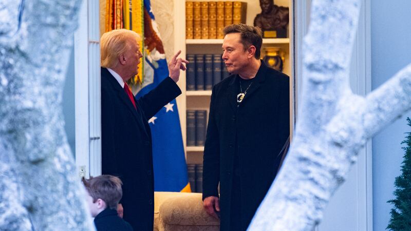US President Donald Trump and Elon Musk (R).