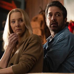 Lisa Kudrow as Lydia and Ray Romano as Paul in Episode 101 of No Good Deed.