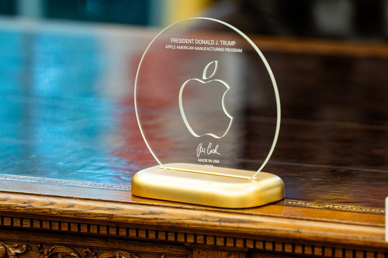 Apple CEO Tim Cook’s gift to President Donald Trump on Thursday was a plaque with a gold base.