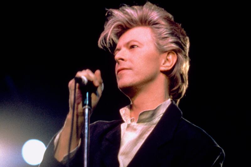 articles/2013/10/03/why-david-bowie-s-top-100-books-list-had-only-75-books/131003-flynn-david-bowie-tease_k7yhdx