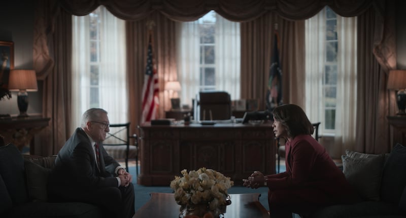 Robert De Niro as George Mullen and Angela Bassett as President Mitchell