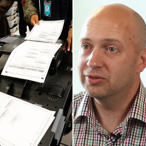 A photo of Dominion voting machines and KNOWiNK founder Scott Leiendecker.