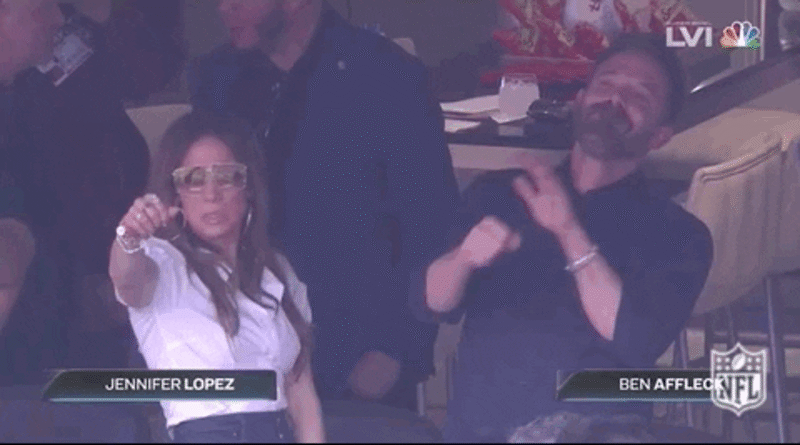 A gif of Jennifer Lopez and Ben Affleck