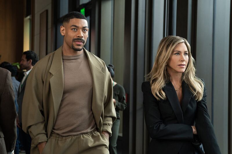 Aaron Pierre and Jennifer Aniston in The Morning Show.