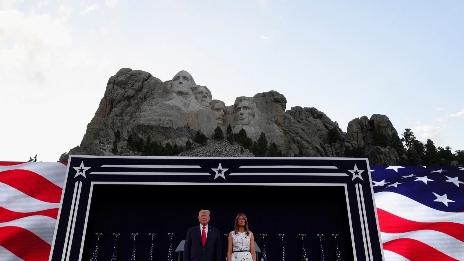 2020-07-04T052414Z_1276106644_RC24MH9AJXAY_RTRMADP_3_USA-TRUMP_wfcxnx