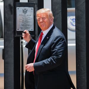 2020-12-03T104949Z_69181245_RC2MFK90FJNH_RTRMADP_3_USA-IMMIGRATION-TRUMP_mnepgw