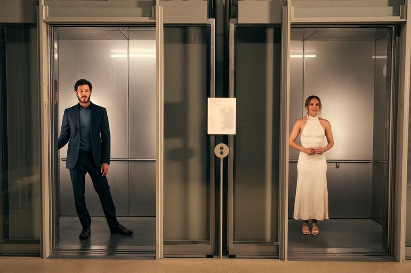 Adam Brody as Noah and Kristen Bell as Joanne in 'Nobody Wants This'