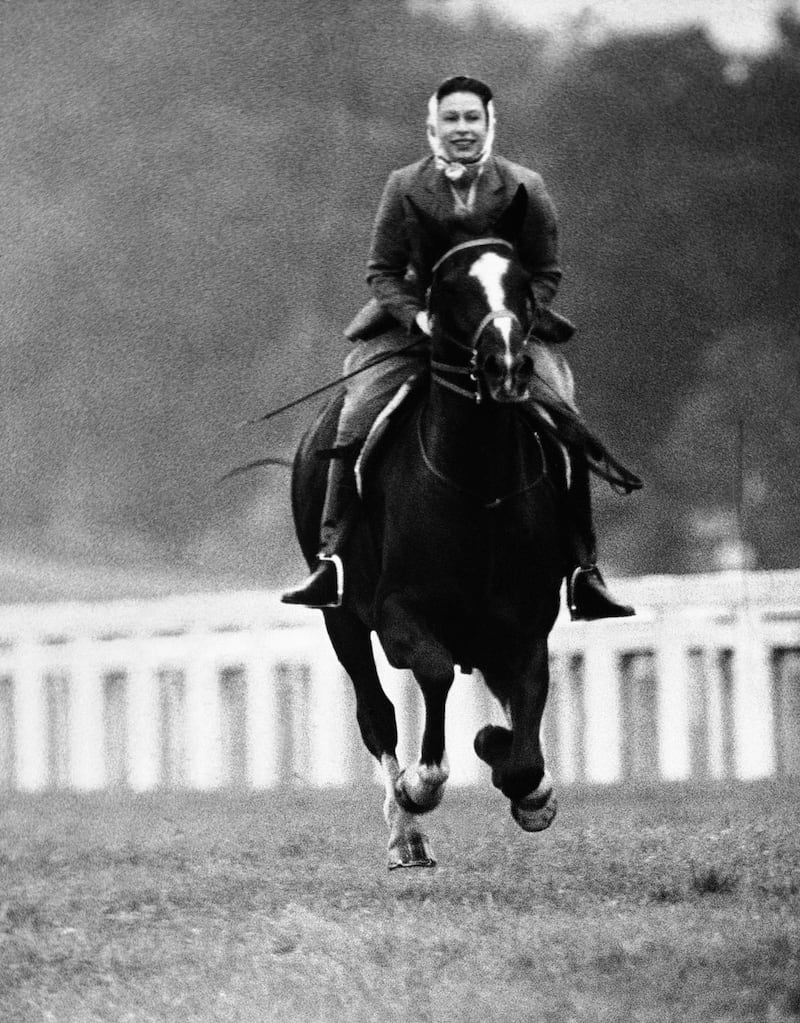 queen-elizabeth-ii-sixties-2_ffu3o9