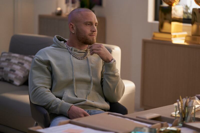 Chet Hanks as Travis Bugg