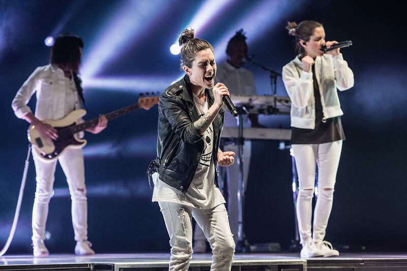 Tegan Quin and Sara Quin performing.