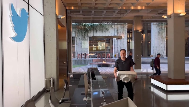 TOPSHOT - This video grab taken from a video posted on the Twitter account of billionaire Tesla chief Elon Musk on October 26, 2022 shows himself carrying a sink as he enters the Twitter headquarters in San Francisco. Elon Musk changed his Twitter profile to "Chief Twit" and posted video of himself walking into the social network's California headquarters carrying a sink, days before his contentious takeover of the company must be finalized. (Photo by various sources / AFP) (Photo by -/Twitter account of Elon Musk/AFP via Getty Images)