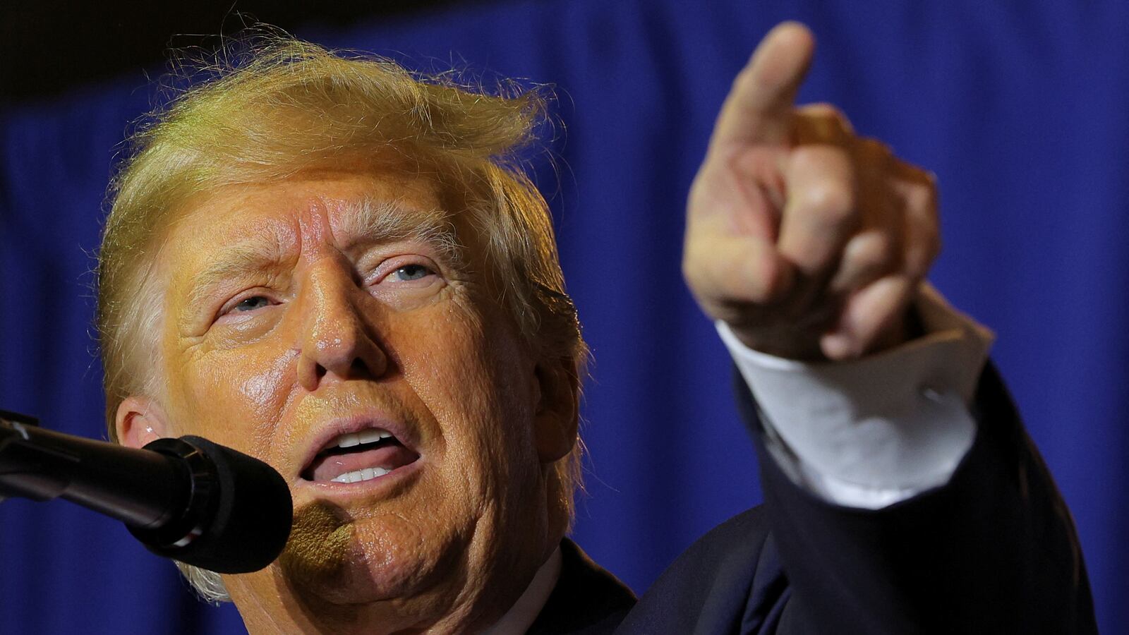 2023-04-27T220524Z_216899210_RC29N0AMLTNB_RTRMADP_3_USA-ELECTION-TRUMP_xihk56