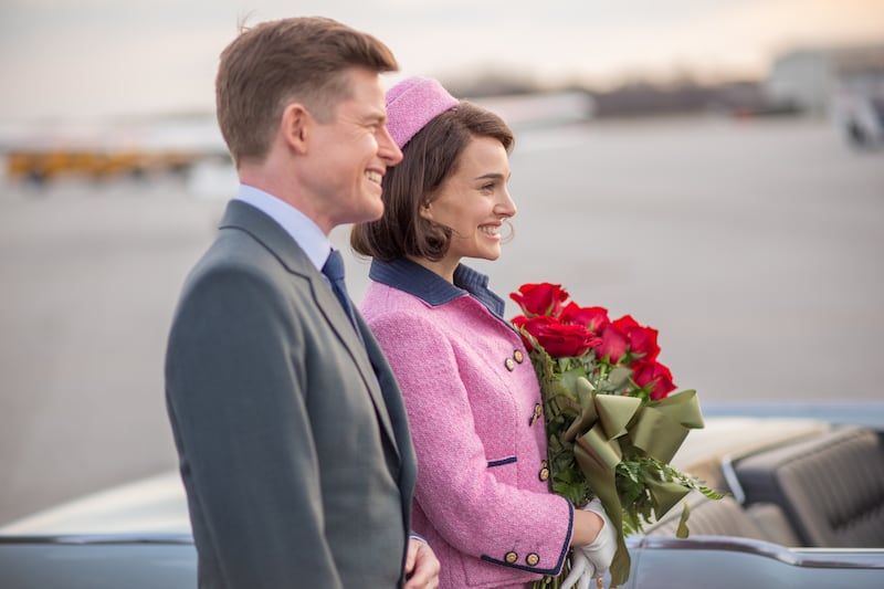 Caspar Phillipson as JFK and Natalie Portman as Jackie Kennedy in Jackie.