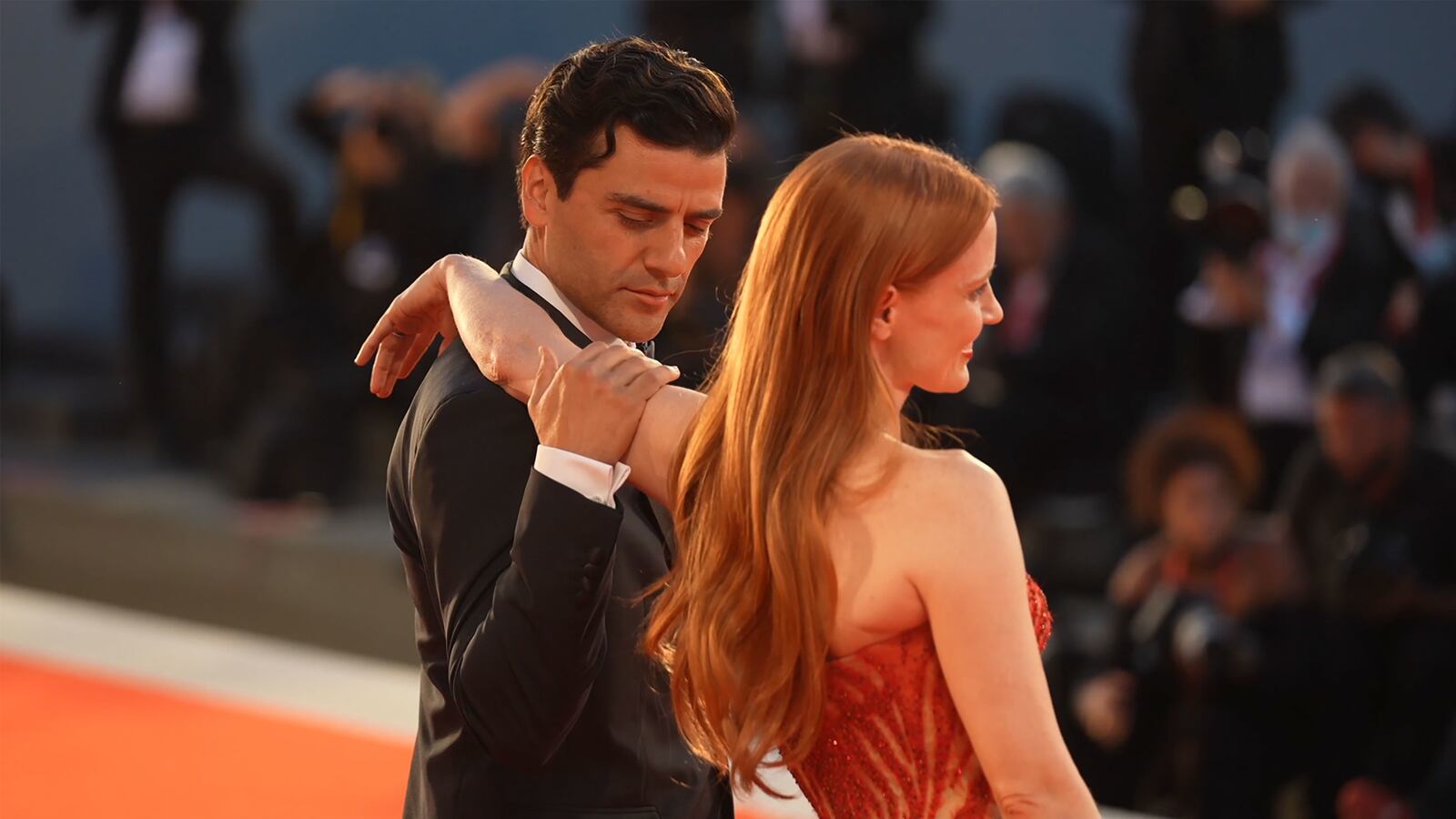 210910-oscar-isaac-jessica-chastain-hero_rnrisj