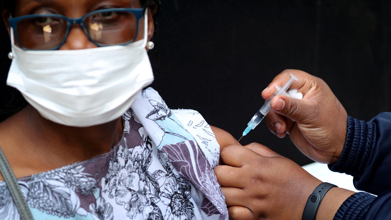 2021-11-25T123013Z_1645520710_RC2O1R9VMQXJ_RTRMADP_3_HEALTH-CORONAVIRUS-SAFRICA_wghdgb