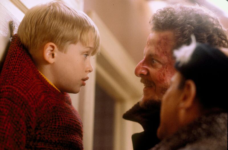 Macaulay Culkin, Joe Pesci, and Daniel Stern in Home Alone.