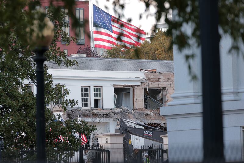 WASHINGTON, DC - OCTOBER 20: Workers demolish the facade of the East Wing of the White House on October 20, 2025 in Washington, DC. The demolition is part of U.S. President Donald Trump's plan to build a ballroom reportedly costing $250 million on the eastern side of the White House. (Photo by Kevin Dietsch/Getty Images)