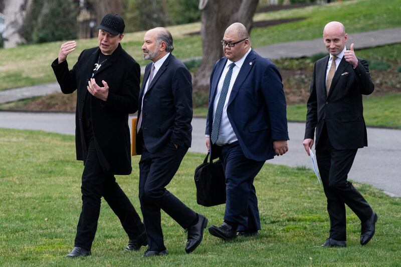 In March, Musk took Marine One to Mar-a-Lago, walking on in cozy conversation with Howard Lutnick. Behind them were White House Communications Director Steven Cheung and White House deputy chief of staff Stephen Miller.