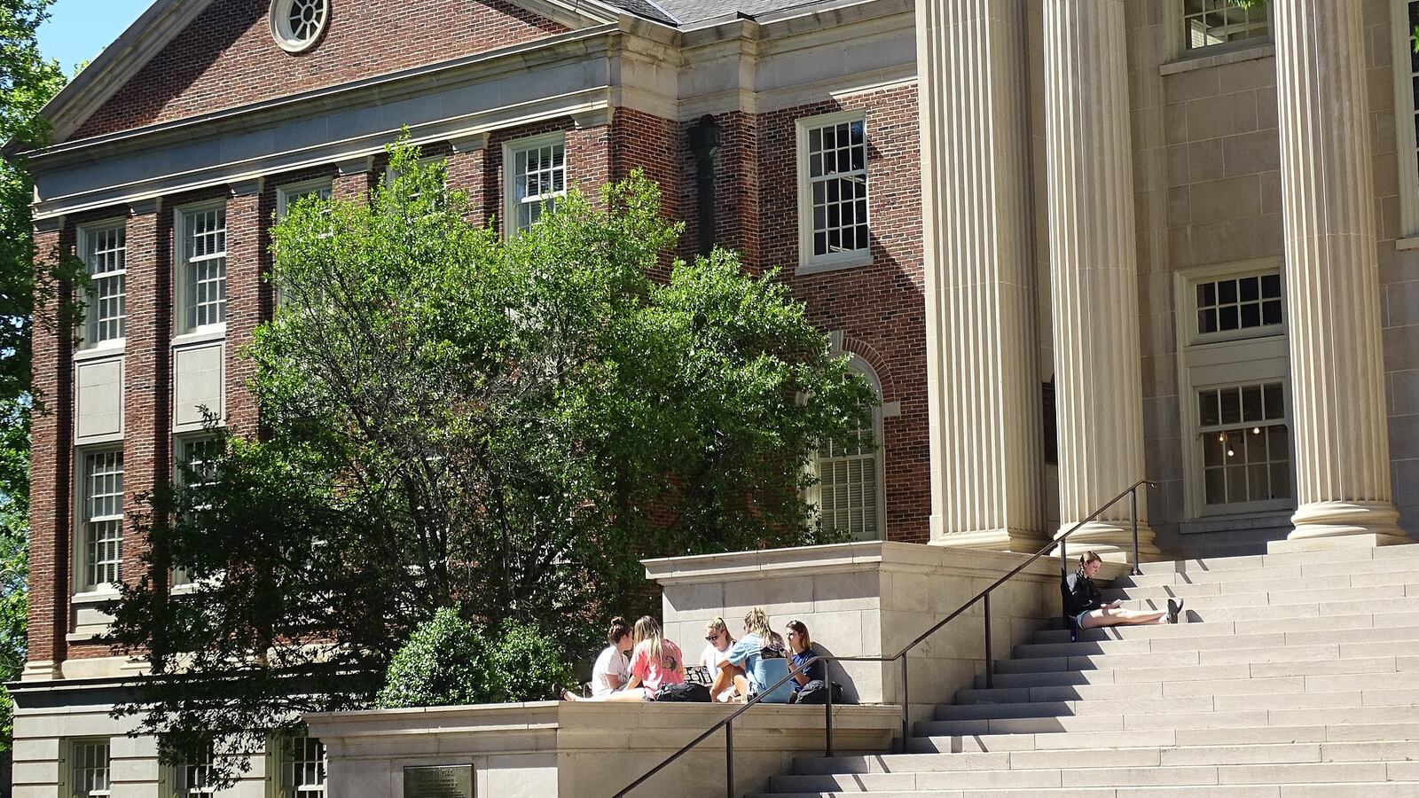 2048px-Campus_Scene_-_University_of_Alabama-Tuscaloosa_-_Tuscaloosa_-_Alabama_-_USA_-_03__34012834180_coeb3o