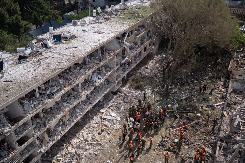 TEL AVIV, ISRAEL - JUNE 22: Emergency responders gather outside a damaged building at the site of an Iranian airstrike on June 22, 2025 in the Ramat Aviv neighborhood Tel Aviv, Israel. Israel was hit with a fresh wave of aerial attacks by Iran after the US entered the war overnight and bombed several Iranian nuclear sites. (Photo by Dima Vazinovich/Getty Images)