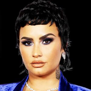 211108-demi-lovato-yoga-tease-01_awu2y6