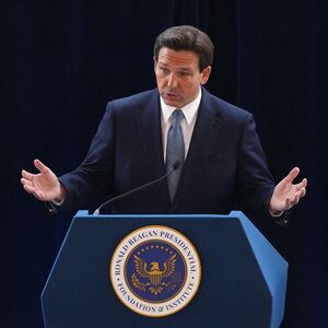 2023-03-05T230111Z_853206741_RC2WNZ9DMPLE_RTRMADP_3_USA-ELECTION-DESANTIS_qyo8hh