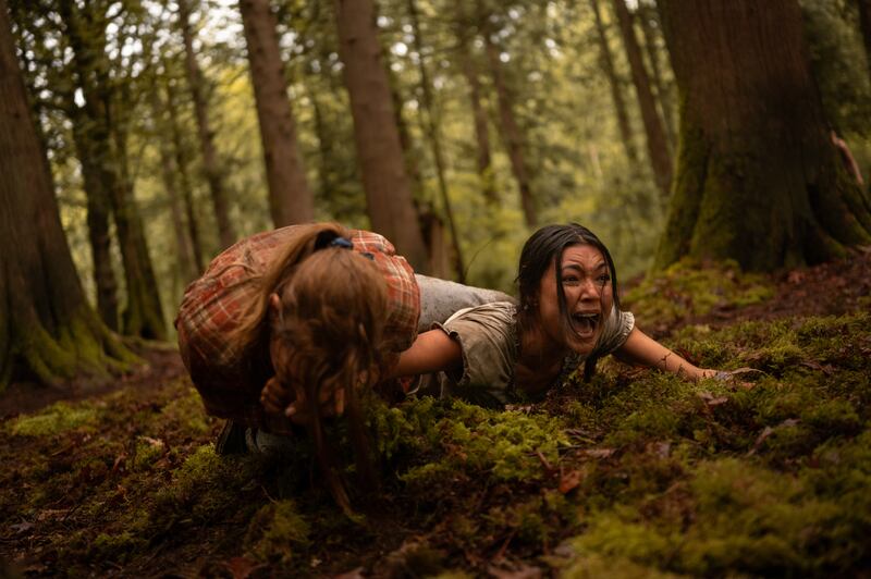 L-R: Sophie Nélisse as Teen Shauna and Alexa Barajas as Teen Mari