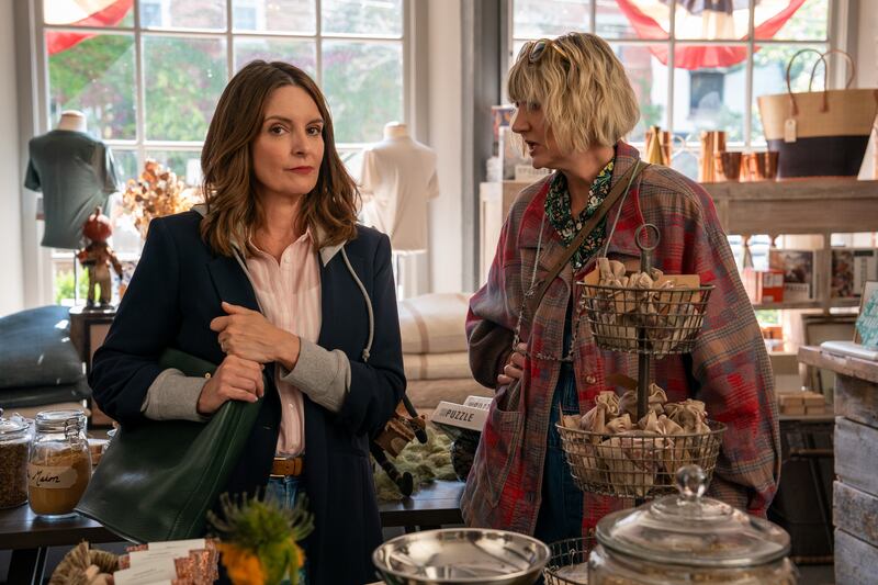 THE FOUR SEASONS. (L to R) Tina Fey as Kate and Kerri Kenney as Anne in Episode 101 of The Four Seasons. Cr. JON PACK/Netflix © 2024